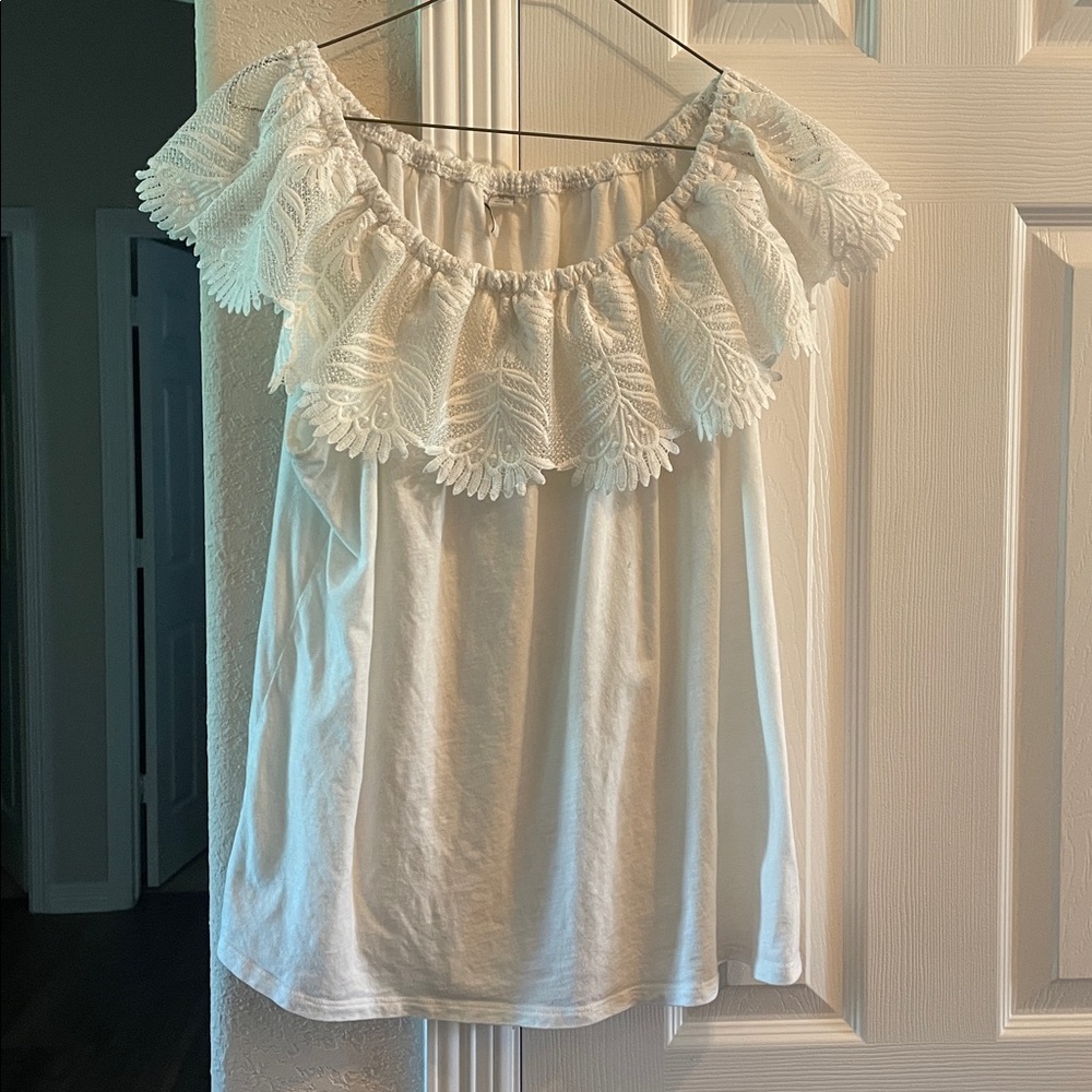 EST. 1946 White Top with lace neckline XL